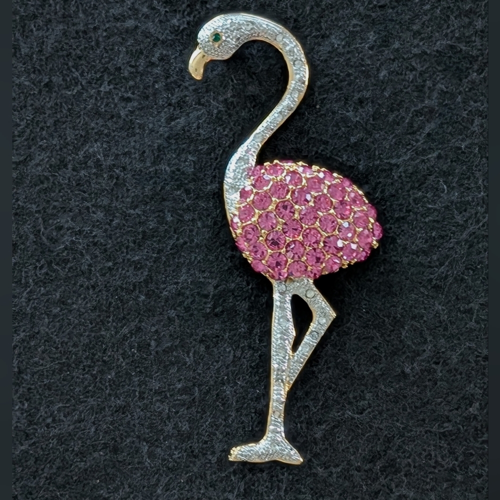 PINK FLAMINGO BROOCH. CRYSTAL ACCENTS. VINTAGE.